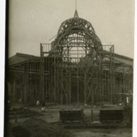 Opbouw van het paviljoen van de stad Parijs op de Natiënlaan