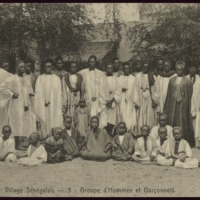 Village Sénégalais. 3. Groupe d'Hommes et de Garçonnets.