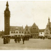 Bezoekers op de Grote Markt van Oud Vlaanderen, met het Belfort van Bethune