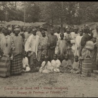Village Sénégalais 2 - Groupe de femmes et fillettes.