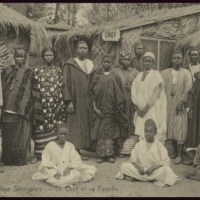 Village Sénégalais. Le Chef et sa Famille.